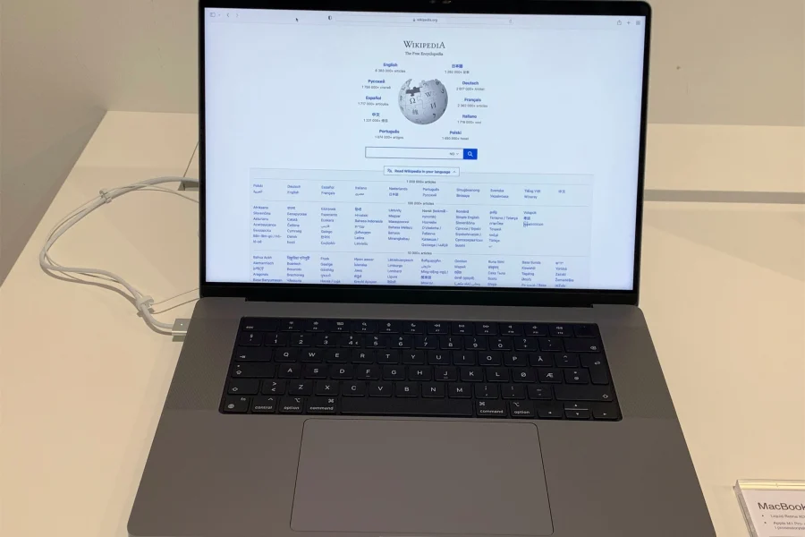 MacBook Pro 16 pouces à puce M1 Pro exposé sur une table, Safari ouvert sur la page d'accueil de Wikipédia