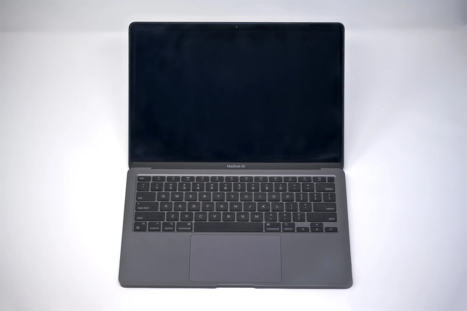 MacBook Air à puce M1 gris sidéral ouvert, vu de face sur fond blanc
