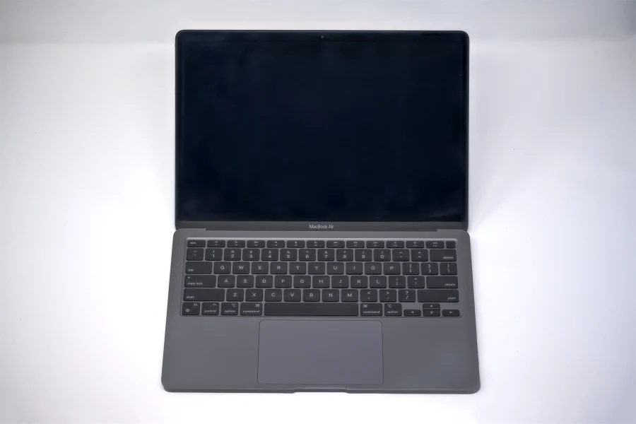 MacBook Air à puce M1 gris sidéral ouvert, vu de face sur fond blanc