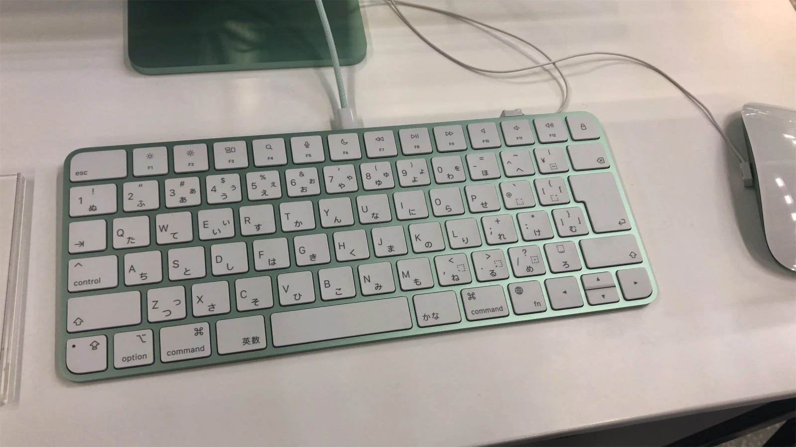 Clavier Magic Keyboard vert d'un iMac à puce M1, en disposition japonaise, avec les touches fn et control visibles