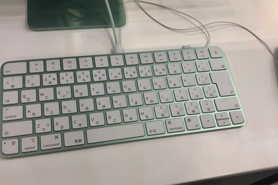 Clavier Magic Keyboard vert d'un iMac à puce M1, en disposition japonaise, avec les touches fn et control visibles