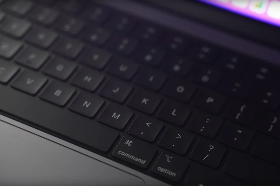 Gros plan sur le clavier rétroéclairé d'un MacBook Pro 14 pouces, touches command et option au premier plan